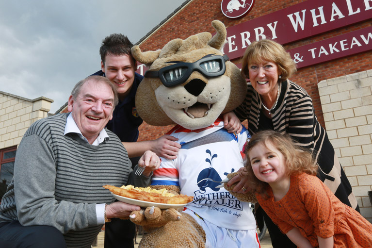 Customers Enjoy Eating With Wildcats' Mascot